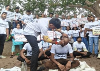 छत्तीसगढ़ में SI कैंडिडेट्स ने कराया मुंडन: रिजल्ट जारी कराने भूख हड़ताल, भीख मांगी, इच्छामृत्यु और बरसते पानी में धरना, पढ़िए अभ्यर्थियों की पीड़ा