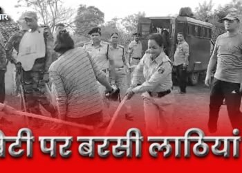 कवर्धाकांड में लड़की को पीटने का VIDEO: SP Abhishek Pallav के सामने बरस रहीं लाठियां, सोशल मीडिया पर भड़का आक्रोश, प्रशांत साहू का भाई बोला- बेरहमी से मार डाला