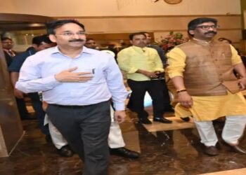 छत्तीसगढ़ शराब स्कैम का झारखंड कनेक्शन ! CM सोरेन के पूर्व सचिव पर EOW में FIR, EX CM मरांडी बोले- जाते जाते भी घोटाले की तैयारी