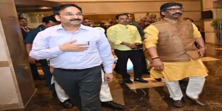 छत्तीसगढ़ शराब स्कैम का झारखंड कनेक्शन ! CM सोरेन के पूर्व सचिव पर EOW में FIR, EX CM मरांडी बोले- जाते जाते भी घोटाले की तैयारी