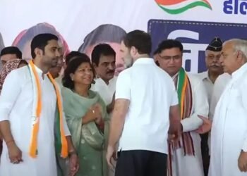 BIG BREAKING: AAP के कैंडिडेट ने दिया जोरदार झटका, बीच चुनाव में छोड़ी पार्टी, राहुल गांधी की रैली में थामा कांग्रेस का दामन