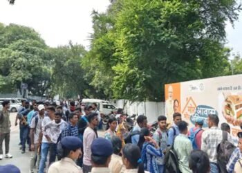 भड़के SI भर्ती कैंडिडेट्स ने घेरा गृहमंत्री का बंगला: कहा-बिना रिजल्ट नहीं लौटेंगे, सिर्फ तारीफ पर तारीख दे रहे, जानिए सरकार को क्या बोला हाईकोर्ट ?