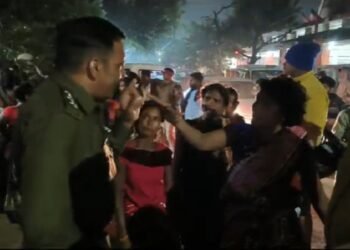 छत्तीसगढ़ में थाने के बाहर आधीरात जमकर बवाल: भीड़ ने पुलिसवालों का कॉलर पकड़ा, करना पड़ा लाठीचार्ज, जानिए क्या है पूरा मामला ?