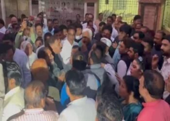 कांग्रेस भवन में भिड़े 2 कांग्रेस नेताओं का VIDEO: हरितवाल और पूर्व मेयर में धक्का-मुक्की, बैज के सामने ही कटा बवाल, जानिए किसने क्या कहा ?