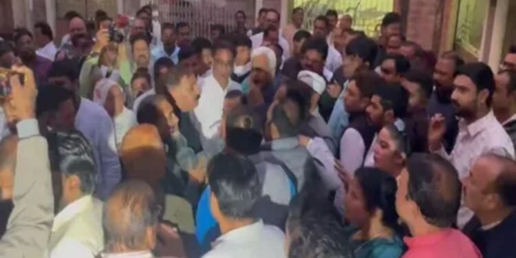 कांग्रेस भवन में भिड़े 2 कांग्रेस नेताओं का VIDEO: हरितवाल और पूर्व मेयर में धक्का-मुक्की, बैज के सामने ही कटा बवाल, जानिए किसने क्या कहा ?