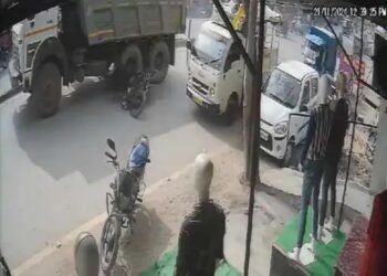 छत्तीसगढ़ में युवक की मौत का LIVE VIDEO: ड्राइवर ने अचानक खोला गेट, टकराते ही हाईवा के नीचे आया बाइक सवार