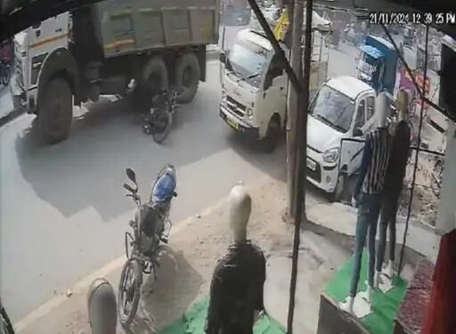 छत्तीसगढ़ में युवक की मौत का LIVE VIDEO: ड्राइवर ने अचानक खोला गेट, टकराते ही हाईवा के नीचे आया बाइक सवार