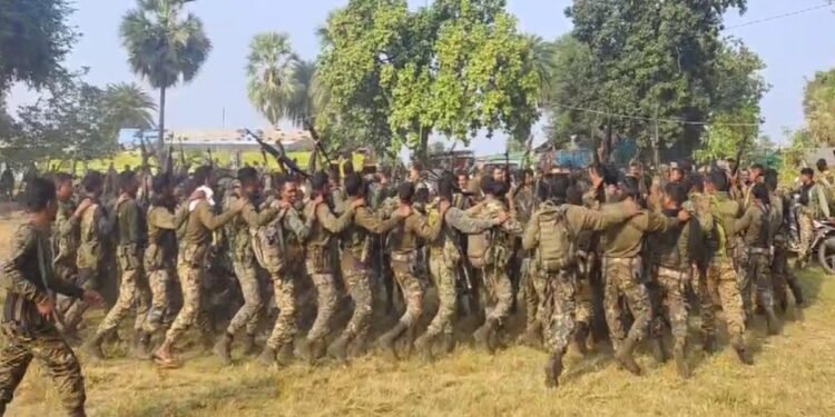 छत्तीसगढ़ में 10 नक्सली ढेर, जवानों ने मनाया जश्न: एनकाउंटर के बाद हथियारों के साथ किया डांस, देखिए ये LIVE VIDEO