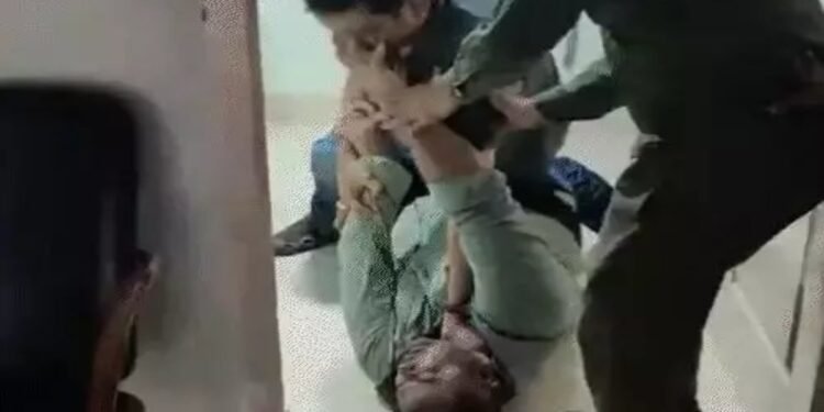 KIMS के डायरेक्टर को जमीन पर पटककर पीटा: छोटे भाई का दबाया गला, महिला डॉक्टर की भी पीटा, जानिए क्यों हुई मारपीट ?