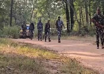 पुलिस-नक्सली मुठभेड़ में एक जवान शहीद: एंबुश में फंसी DRG-BSF की टीम; नक्सलियों ने 2 पूर्व सरपंच को भी मार डाला