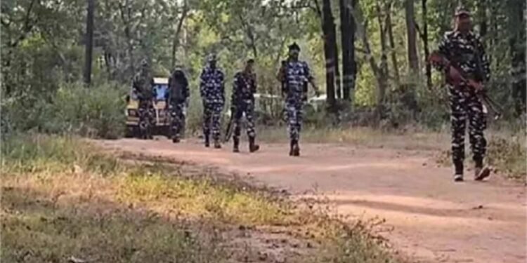 पुलिस-नक्सली मुठभेड़ में एक जवान शहीद: एंबुश में फंसी DRG-BSF की टीम; नक्सलियों ने 2 पूर्व सरपंच को भी मार डाला