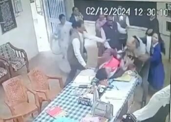रायपुर में महिला BEO को पटक कर पीटा: हेडमास्टर ने फिर सबके सामने दबाया गला, सिर पर पटकी फाइलें, जानिए क्यों हुआ बखेड़ा ?