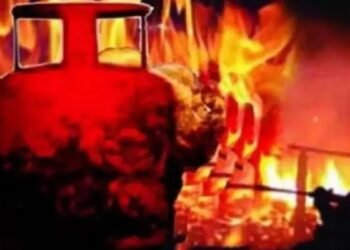 रायपुर में सिलेंडर ब्लास्ट से जिंदा जला कारोबारी: पहले पत्नी को मारा चाकू, फिर घर में लगाई आग, पुलिसकर्मी समेत 5 लोग झुलसे