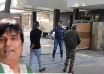 पूर्व CM के करीबी के घर ED की रेड: कांग्रेस नेता को टीम ने एयरपोर्ट से उठाया, दुबई से लौटे थे नेताजी, जानिए क्या है पूरा मामला ?