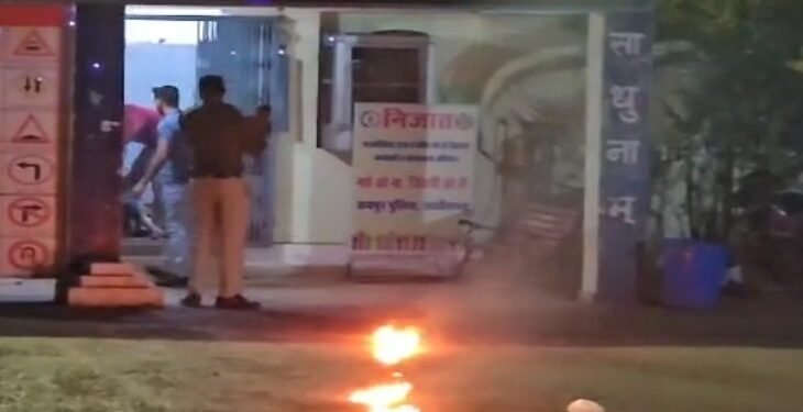महिला ने रायपुर थाने में खुद पर लगाई आग: हादसे में मासूम बच्ची भी झुलसी, जानिए क्यों किया आग के हवाले ?