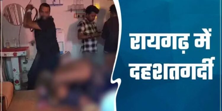 छत्तीसगढ़ में गुंडों को खाकी का खौफ नहीं ? 2 युवकों को नंगा कर पीटा, कैमरे के सामने उतरवाए कपड़े, फिर दोस्तों के साथ बेल्ट से मारा