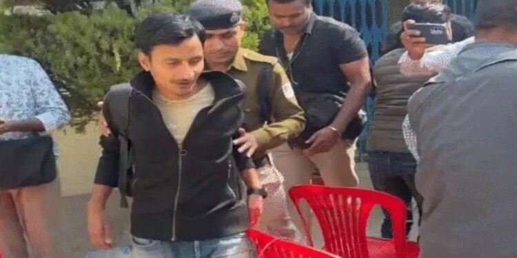 सैफ के संदिग्ध हमलावर को पूछताछ के बाद छोड़ा: आकाश ने कहा-मैं गुनहगार नहीं, रिश्तेदार के घर जा रहा था, जानिए क्या बोली पुलिस ?