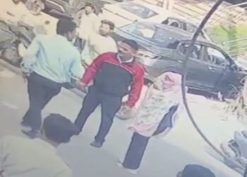 रायपुर में पुलिसकर्मी ने युवती को मारा मुक्का: चेहरे पर दनादन मारे 2 घूसे, युवती ने स्कूटी से बाइक को मारी थी टक्कर