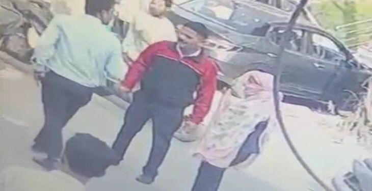 रायपुर में पुलिसकर्मी ने युवती को मारा मुक्का: चेहरे पर दनादन मारे 2 घूसे, युवती ने स्कूटी से बाइक को मारी थी टक्कर