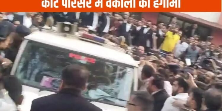 रायपुर कोर्ट के बाहर वकीलों ने युवक को जमकर पीटा: IPS से भी झूमाझटकी, जानिए आखिर क्यों मचा बवाल ?