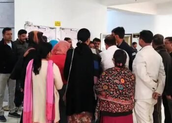 स्कूल में बेटियों से ये कैसी अश्लीलता ? प्रिंसिपल ने 100 छात्राओं की शर्ट उतरवाईं, पैरेंट्स बोले- बच्चियां ब्लेजर में घर पहुंचीं