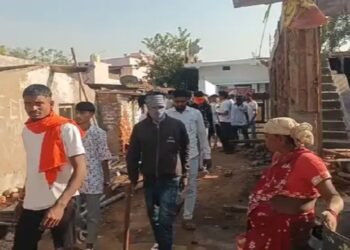 रायपुर के बाद भिलाई के 3 घरों में मिला गौ-मांस: बजरंग दल के कार्यकर्ता पहुंचे तो लोकेश ने लगाई फांसी, परिजन बोले-डर के कारण की खुदकुशी