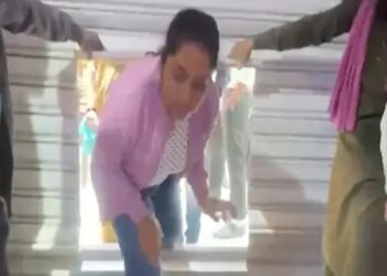 Kalyan Jewelers shutter locked: कल्याण ज्वेलर्स में घंटों फंसे रहे ग्राहक, इनमें बच्चे-महिला भी शामिल, शटर काटकर निकाले गए