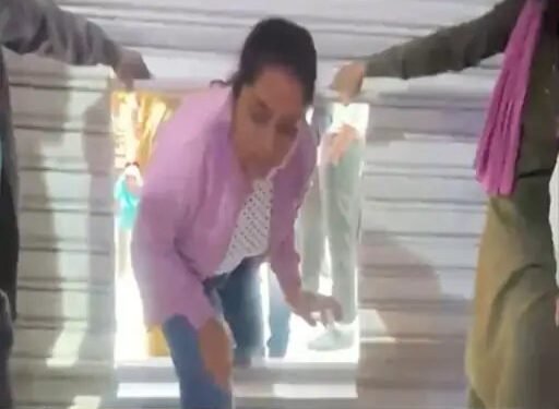 Kalyan Jewelers shutter locked: कल्याण ज्वेलर्स में घंटों फंसे रहे ग्राहक, इनमें बच्चे-महिला भी शामिल, शटर काटकर निकाले गए