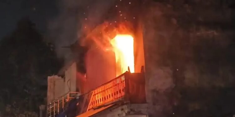 रायपुर के घर में सिलेंडर ब्लास्ट: 5 मिनट के अंदर लगातार 2 धमाके, दीवारों और छत पर पड़ी दरारें, मची चीख-पुकार