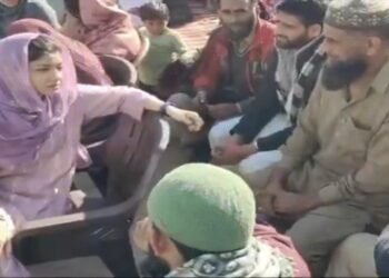 पुलिस टॉर्चर से कश्मीर के युवक का सुसाइड: महबूबा की बेटी परिवार से मिलीं, बोलीं- भगोड़ों की तरह जाना पड़ा