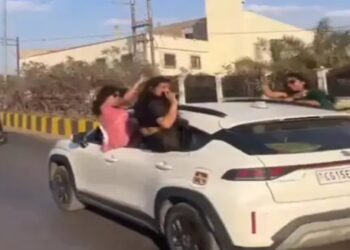 अश्लील गाने पर छात्राओं के साथ टीचर्स का डांस: फेयरवेल पार्टी का VIDEO वायरल, स्टंटबाज छात्र नहीं दे पाएंगे 12वीं की परीक्षा