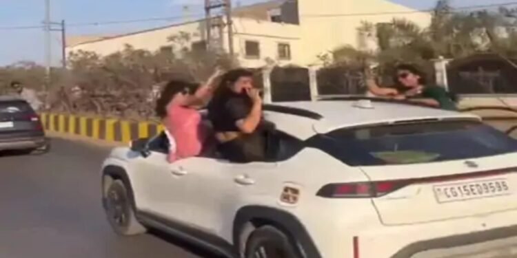 अश्लील गाने पर छात्राओं के साथ टीचर्स का डांस: फेयरवेल पार्टी का VIDEO वायरल, स्टंटबाज छात्र नहीं दे पाएंगे 12वीं की परीक्षा