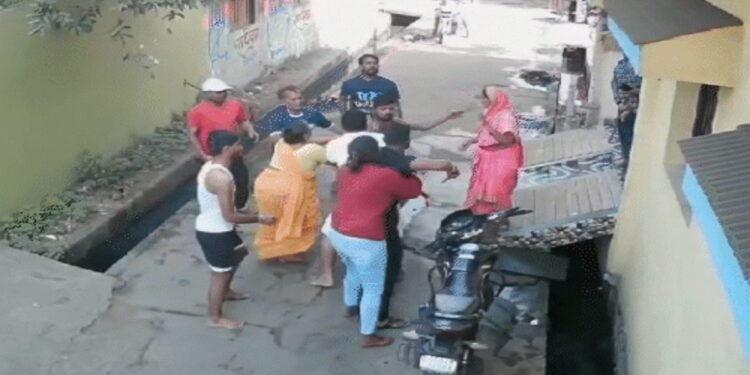 रायपुर में दिनदहाड़े चाकूकांड से दहशत: युवक को चाकू से गोदा, इधर महिला को बंधक बनाकर 8 लाख की लूट