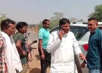 BJP नेता की कार में पकड़ाई अवैध शराब: नेताजी बोले- BJP वाले जीत रहे हैं, इसलिए ले जा रहे, VIDEO हो रहा वायरल