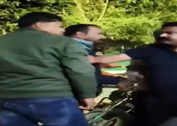 CG में मंत्री के भाजों की गुंडागर्दी का VIDEO: थाने में घुसकर युवक को पीटा, पुलिस हाथ बांधे खड़ी रही, सामने में फाड़े कपड़े, कहा-जान से मार देंगे