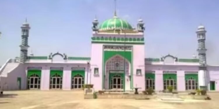 Sambhal Jama Masjid पर हाईकोर्ट ने मांगी रिपोर्ट: कहा- रमजान शुरू हो रहा, इसलिए रंगाई-पुताई की जरूरत, फायरिंग में 4 लोगों की जा चुकी जान