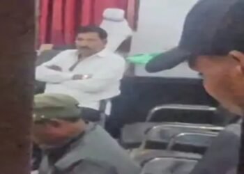 रिटायरमेंट ​​​​​​​से पहले DEO 1 लाख रिश्वत लेते पकड़ाया: प्राइवेट-स्कूल के संचालकों से मांगे थे पैसे, दफ्तर में 2 लाख मिले