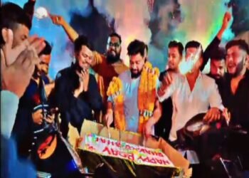 रायपुर में बीच सड़क कांग्रेस नेता ने काटा केक: 20 मिनट तक की जमकर आतिशबाजी, CSP ने भगाया तो SSP ने पकड़ा, जिलाध्यक्ष समेत 10 अरेस्ट